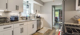 2 Mi to Pewaukee Lake! Peaceful Retreat w/ Yard