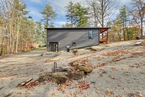 A modern cabin with a deck, surrounded by a forested area. - 'chène Cottage' Near Burr Oak Lake & Trailheads! (Glouster)