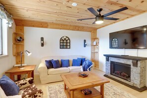 Apartment (1 Bedroom) | Interior - Near Nottely Lake: Serene Couple's Retreat w/ Deck (Blairsville)