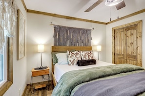 House (1 Bedroom) | Interior - Raft, Hike & Fish: Quiet Couple's Escape in Murphy (Murphy)