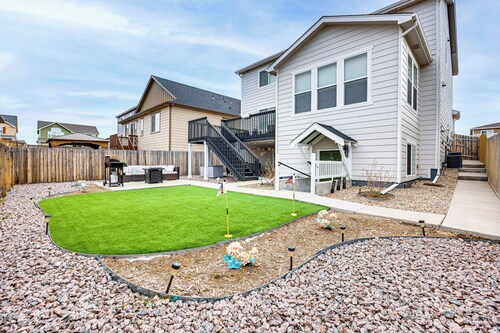 8 Mi to Usafa! Hot Tub Haven in Colorado Springs