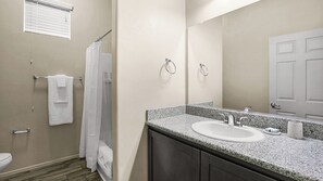 Apartment (2 Bedrooms) | Bathroom | Free toiletries, hair dryer, towels, soap - Landing Apartments New Haven (New Haven)