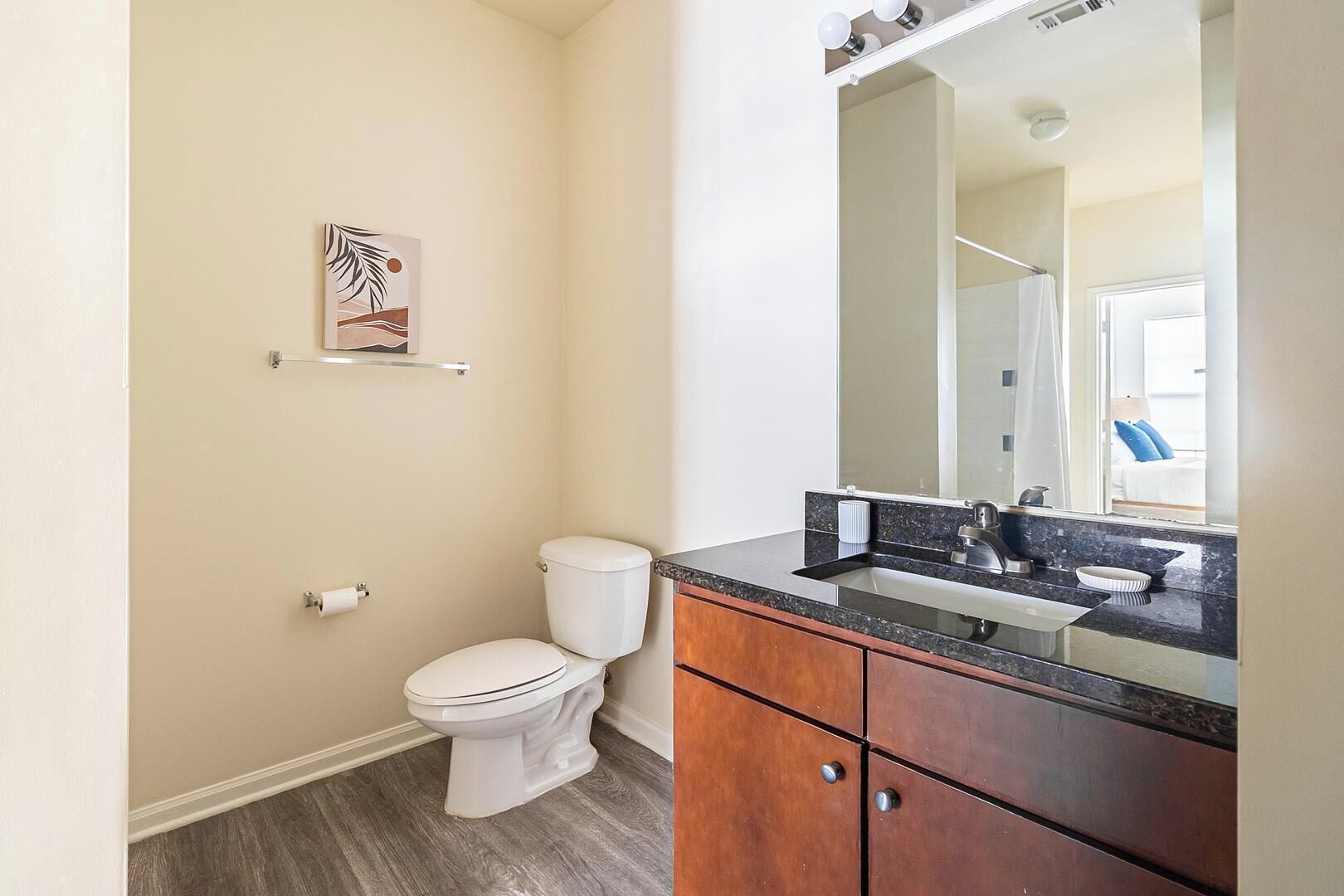 Un bagno con il water, un lavabo e uno specchio.