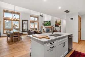 Interior - Majestic Views! Tamarack Penthouse 3 BD / 3 BA (Canmore)