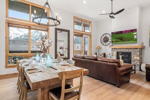 Smart TV, fireplace - Majestic Views! Tamarack Penthouse 3 BD / 3 BA (Canmore)