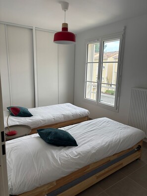 3 عدّة غرف نوم وخدمة الإنترنت وملاءات أسرّة