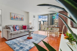 Smart TV - 12th Floor Waikiki City & Mountain Views! Full Kitchen! Walk to Beach! (Honolulu)