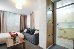 2 室のベッドルーム、アイロン / アイロン台、WiFi (無料)、ベッドシーツ