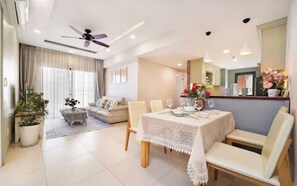 Familie suite, 3 slaapkamers, toegang tot de clublounge, uitzicht op rivier | Lakens van Egyptisch katoen, luxe beddengoed, donsdekens