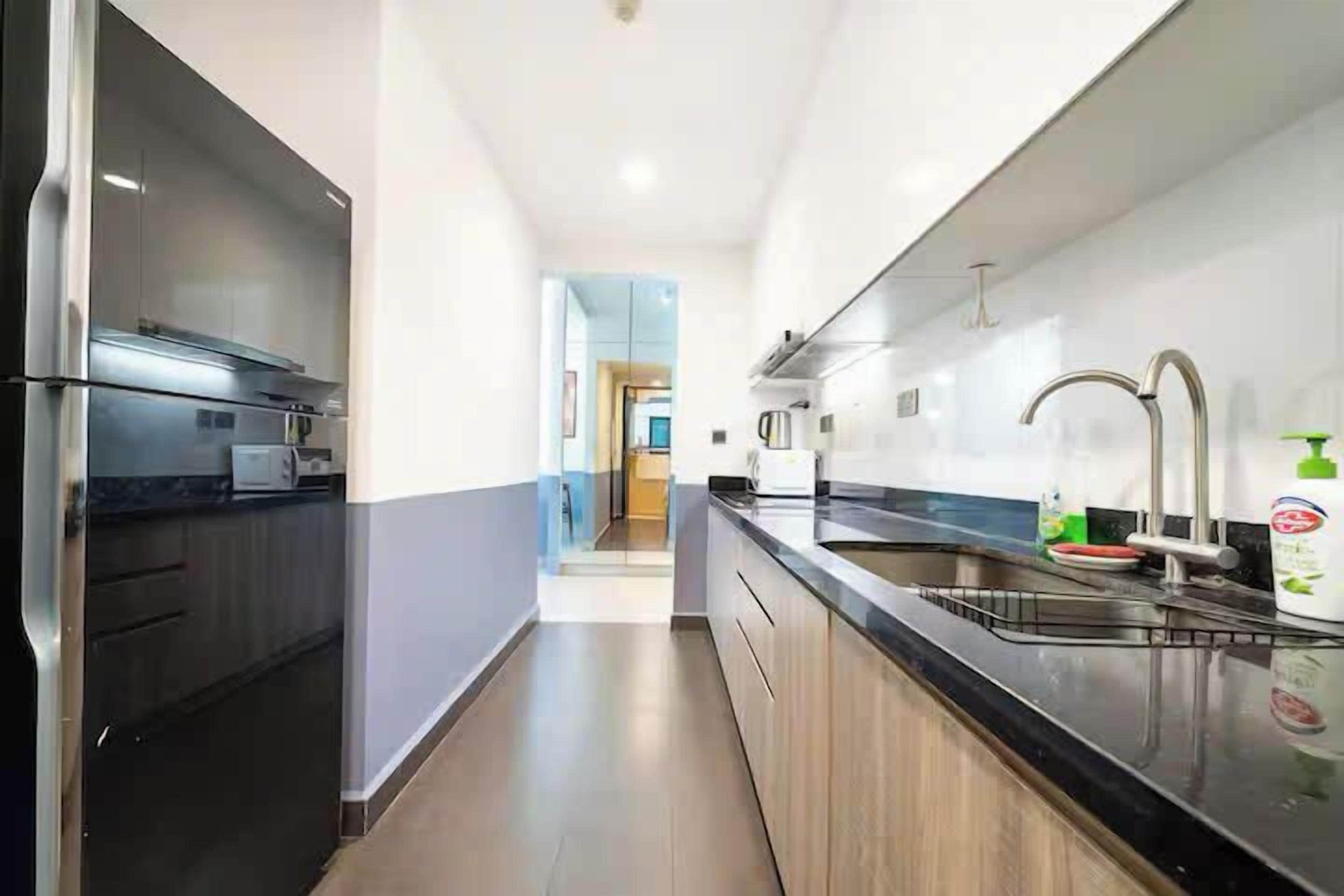 Refrigerador con freezer, microondas, horno, placa de cocina