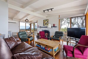 Smart TV, fireplace - Treetop Views: 3  BR, 1  BA House in Rye, Sleeps 8 (Rye)