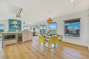 Dining - The Sunrise Sanctuary! Private pickle ball court. (Galveston)