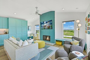 Smart TV, ping pong - The Sunrise Sanctuary! Private pickle ball court. (Galveston)