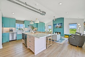 Fridge, microwave, oven, stovetop - The Sunrise Sanctuary! Private pickle ball court. (Galveston)