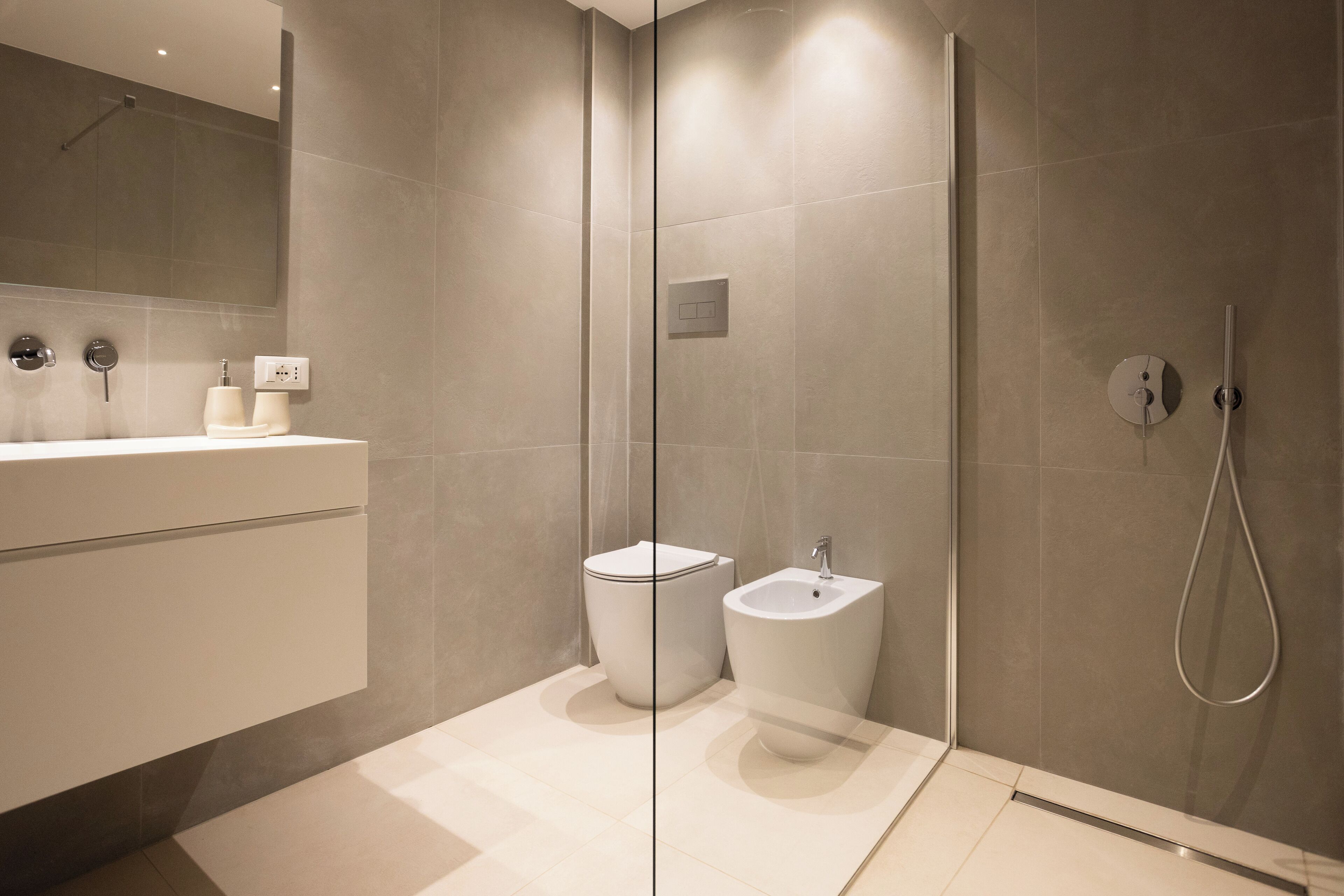 Haartrockner, Handtücher, Seife, Toilettenpapier