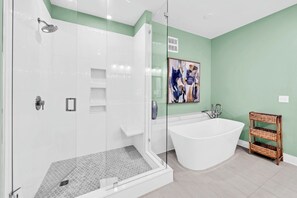 Een douche, handdoeken