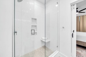 Shower, towels - The Grove Juniper 236 - 1 Bedroom - Lazy River - Seascape Resort (Miramar Beach)