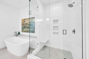 Een douche, handdoeken