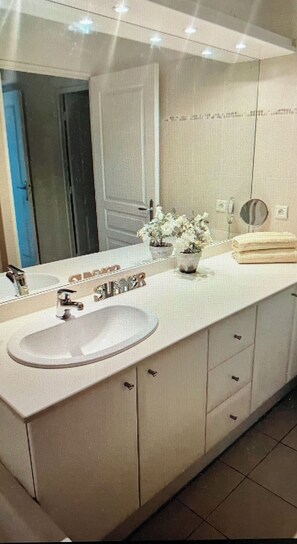 Hair dryer, towels, soap, toilet paper - Dream and serenity (Tanneron)