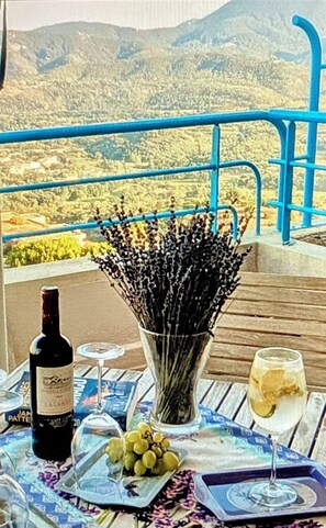 Outdoor dining - Dream and serenity (Tanneron)
