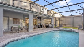 Área da piscina com hidromassagem, espaço para sentar ao ar livre e varanda coberta.