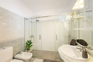3 habitaciones, escritorio y acceso a internet 