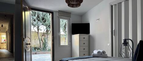 Doppelzimmer, 1 Doppelbett, barrierearm, Gartenblick