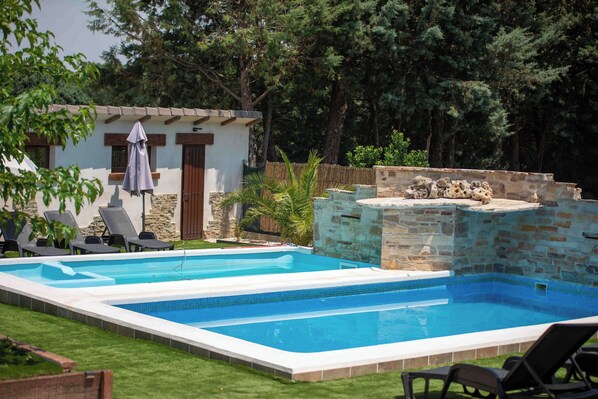 Piscina externa sazonal, guarda-sóis, espreguiçadeiras