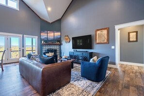 Living area - MTN Retreat, 5 Bdrm, Pool, Hot Tub, Game Rm, Theater, Putt-Putt, Fireplace. (Dahlonega)