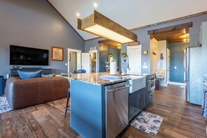 Interior - MTN Retreat, 5 Bdrm, Pool, Hot Tub, Game Rm, Theater, Putt-Putt, Fireplace. (Dahlonega)