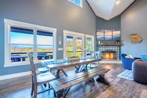 Interior - MTN Retreat, 5 Bdrm, Pool, Hot Tub, Game Rm, Theater, Putt-Putt, Fireplace. (Dahlonega)