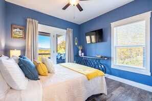 5 bedrooms, iron/ironing board, WiFi, bed sheets - MTN Retreat, 5 Bdrm, Pool, Hot Tub, Game Rm, Theater, Putt-Putt, Fireplace. (Dahlonega)