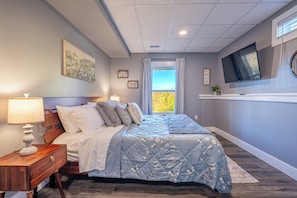 5 bedrooms, iron/ironing board, WiFi, bed sheets - MTN Retreat, 5 Bdrm, Pool, Hot Tub, Game Rm, Theater, Putt-Putt, Fireplace. (Dahlonega)