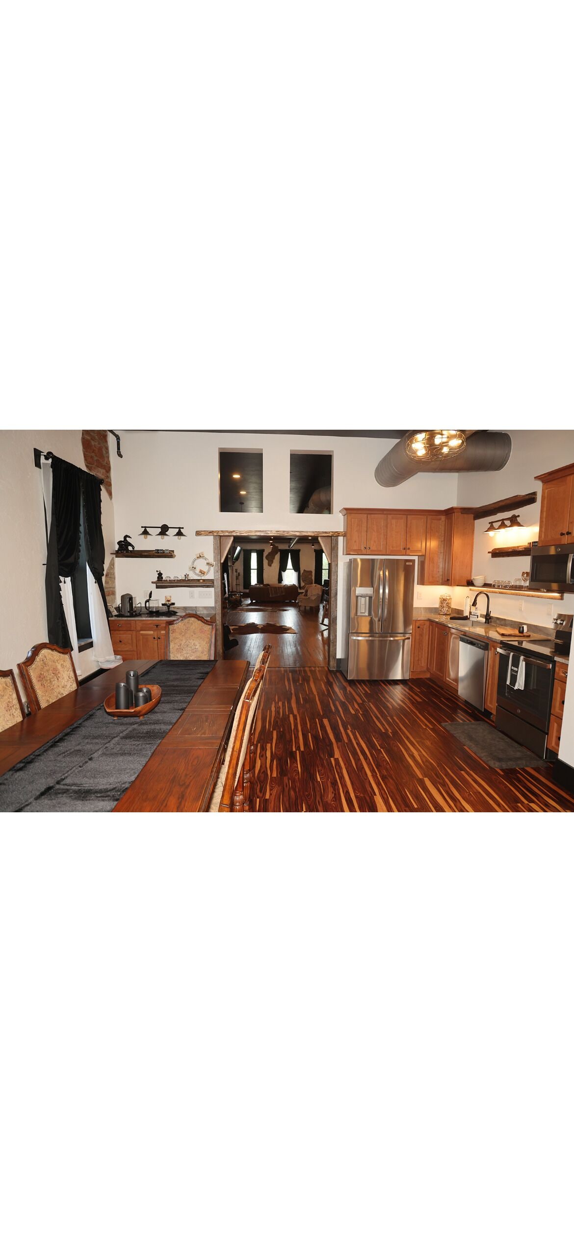 Een magnetron, een oven, een kookplaat, een vaatwasser