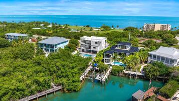 Villa, Accessible | 4 bedrooms, desk, Internet