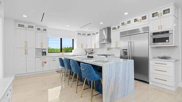 4 bedrooms, desk, Internet