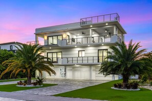 4 bedrooms, desk, Internet - Ocean Muse Lux Waterfront Escape Pool Dock (Marathon)