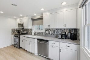 House, 3 Bedrooms | Private kitchen | Fridge, oven, coffee/tea maker, toaster