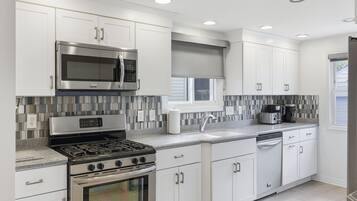 House, 3 Bedrooms | Private kitchen | Fridge, oven, coffee/tea maker, toaster