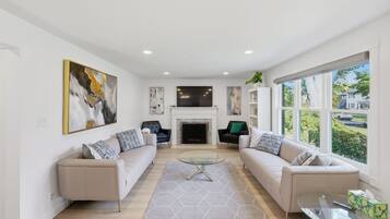 Nhà, 3 phòng ngủ | Khu phòng khách | Smart TV