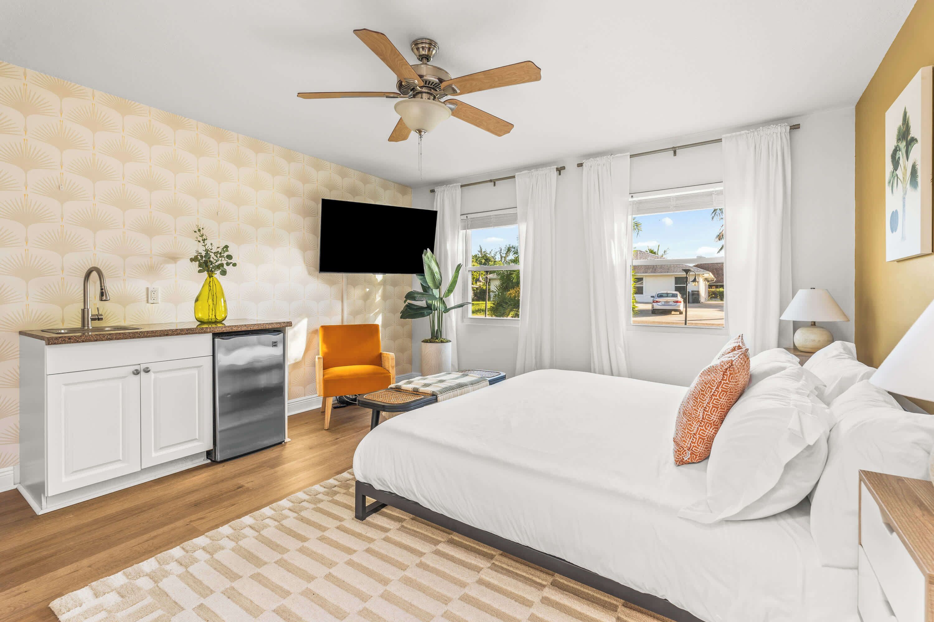 4 bedrooms, desk, iron/ironing board, travel cot