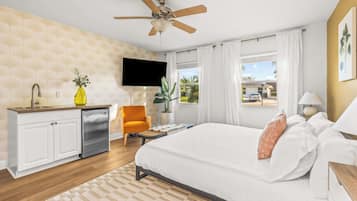 4 bedrooms, desk, iron/ironing board, travel cot
