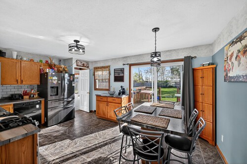 Cozy Retreat With Hot Tub In Peaceful Goshen 4 Bedroom Home