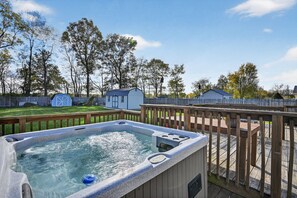 House, 3 Bedrooms | Outdoor spa tub