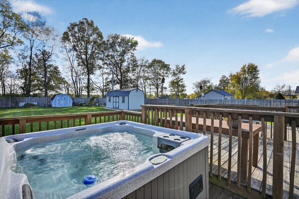 Cozy Retreat With Hot Tub In Peaceful Goshen 4 Bedroom Home - Syracuse Beach