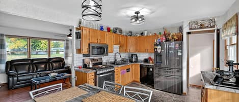 Nhà, 3 phòng ngủ | Bếp riêng | Tủ lạnh, lò nướng, dụng cụ pha cà phê/trà, lò nướng bánh mì