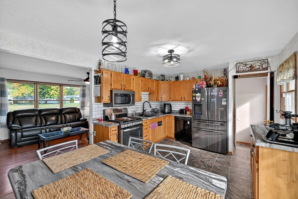 House, 3 Bedrooms | Private kitchen | Fridge, oven, coffee/tea maker, toaster