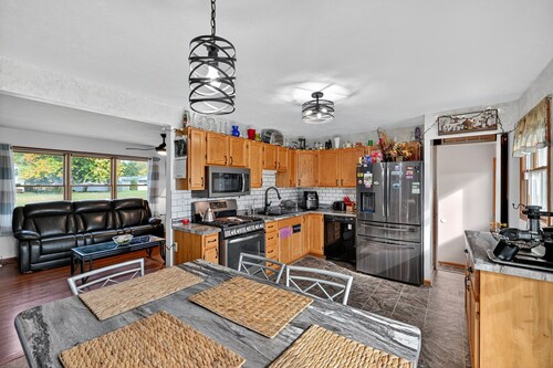 Cozy Retreat With Hot Tub In Peaceful Goshen 4 Bedroom Home