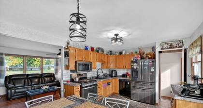 Cozy Retreat With Hot Tub In Peaceful Goshen 4 Bedroom Home