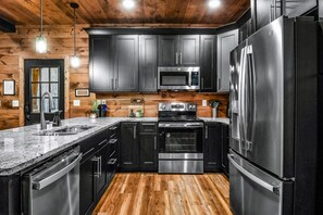 Private kitchen - Pearl's Mountain Retreat 3 Bedroom Cabin (Sevierville)